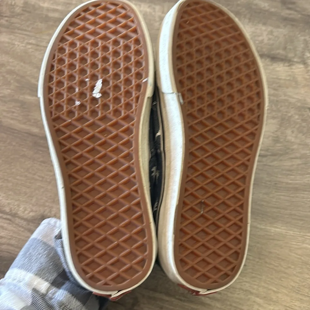 Vans dinosaur lace up sneakers men’s size 5.5 woman’s size 7
